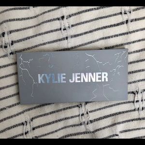 Kylie Cosmetics Makeup - Kylie Costmetics eye of the storm palette Kylie Cosmetics Makeup - Kylie Costmetics eye of the storm palette